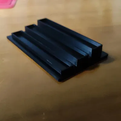 Giá đỡ bit với hộp đựng có nhãn