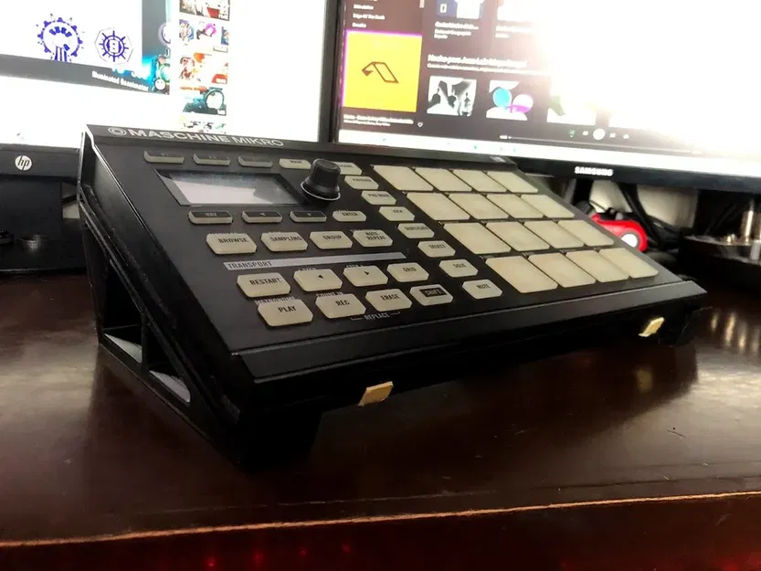 Giá đỡ NI Maschine Mikro Mk1 với góc nhìn tối ưu - Image 1