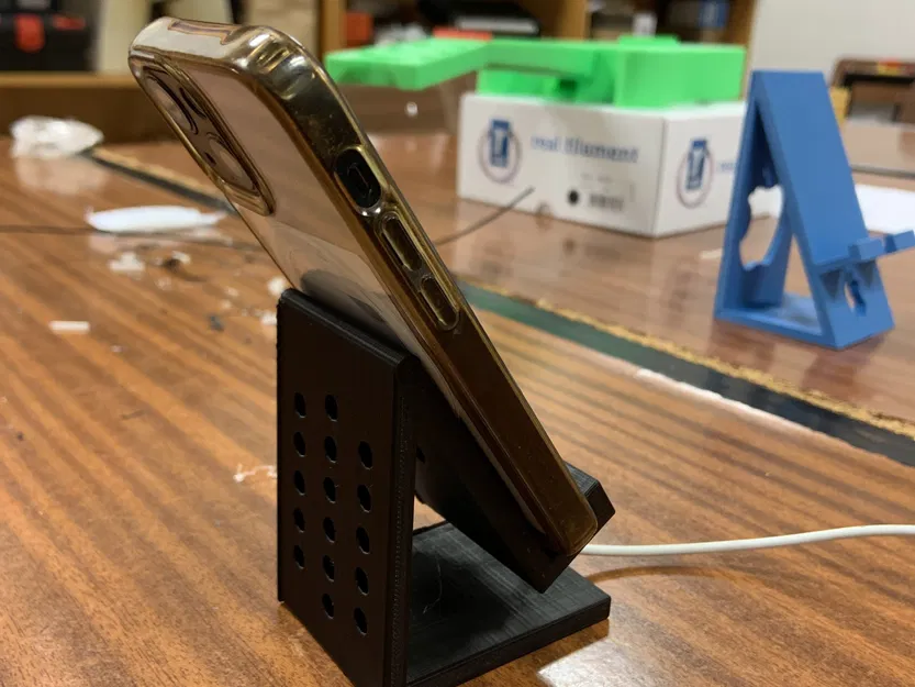 Giá đỡ điện thoại đơn giản với lỗ sạc DI3D - Image 4