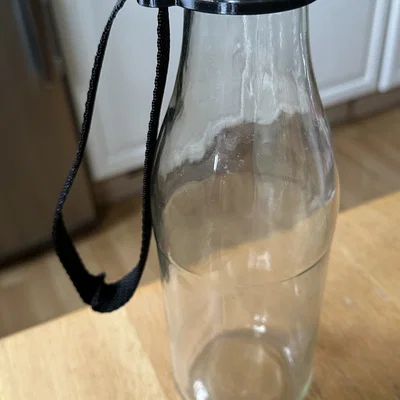 Giá đỡ dây đeo cho chai sữa 1L