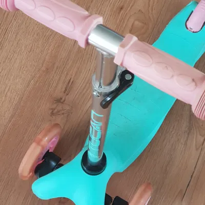 Scooter ba bánh Meteor Tucan với chi tiết nâng cấp tay lái