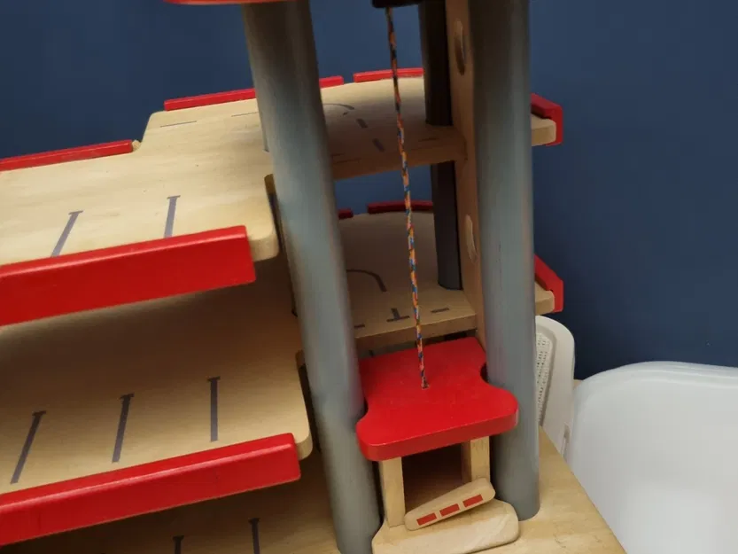 Cơ chế thang máy cho gara bằng gỗ PlanToys - Image 1