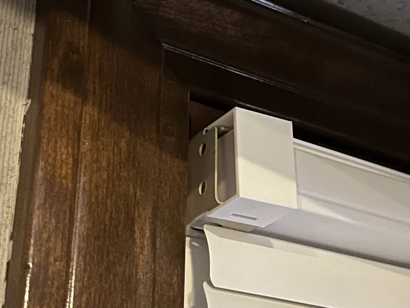 Máng lắp cho rèm cuốn không dây với giá đỡ rèm có dây - Image 1