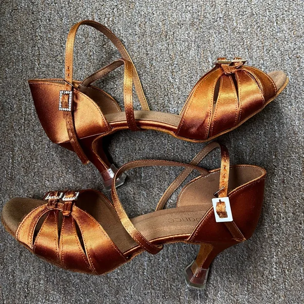 Khóa giày khiêu vũ tiện lợi cho cô gái trẻ - Image 1