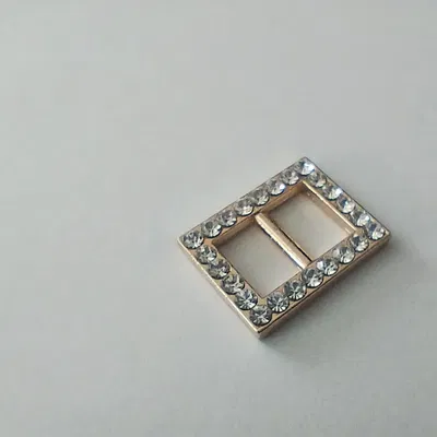 Khóa giày khiêu vũ tiện lợi cho cô gái trẻ