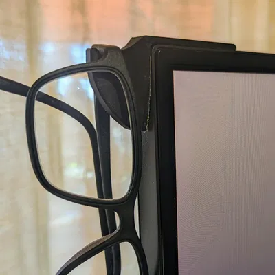 Giá đỡ kính treo trên màn hình máy tính