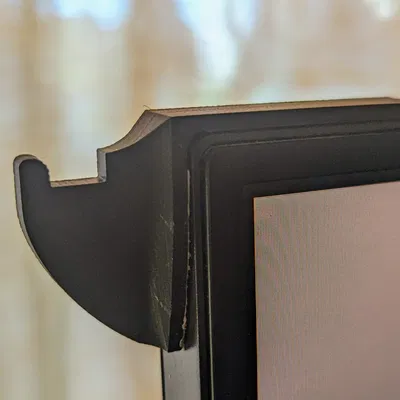 Giá đỡ kính treo trên màn hình máy tính