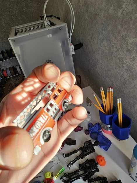 Móc khóa xe cứu hỏa kết hợp máy chiếu lỗ cho nhật thực - Image 1