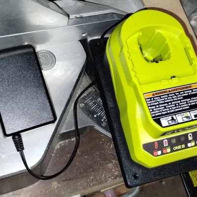 Giá đỡ treo tường cho sạc Ryobi ONE+ compact