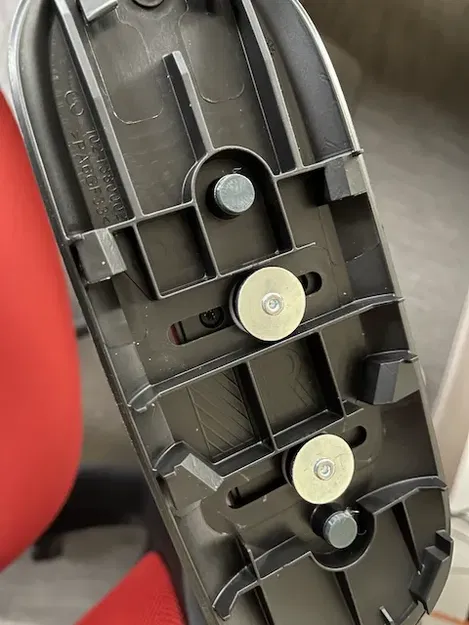 Chốt giữ tay vịn Steelcase cho ghế văn phòng - Image 1