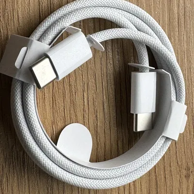 Giá đỡ cáp iPhone chắc chắn và tiện lợi