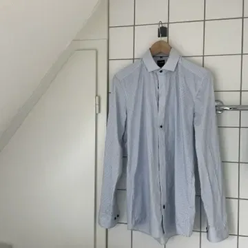 Giá treo quần áo tối giản dán băng keo