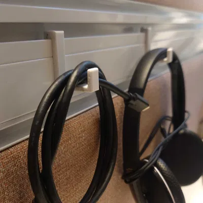 Móc treo dây cáp cho thanh màn hình bàn Gotessons