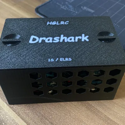 Hộp Drashark cho 4 pin và bộ sạc nhỏ