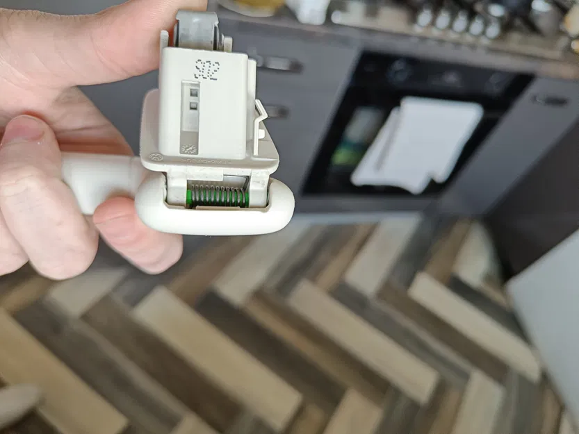 Chốt giữ tay cầm trần cho xe Passat B8 - Image 1