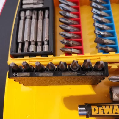 Hộp đựng mũi khoan DeWalt với chèn từ tính