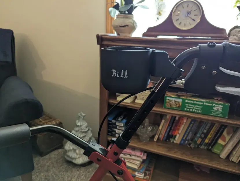 Giá đỡ cốc cho xe lăn Drive Medical - Image 1