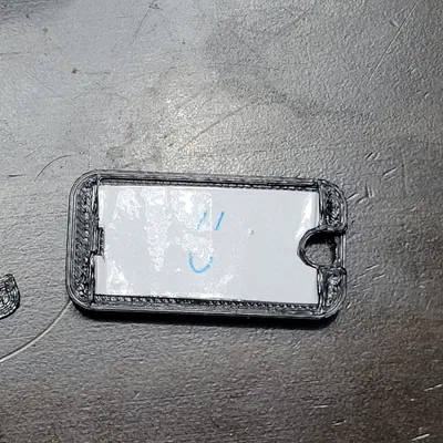 Kèn phẳng với nhãn giấy và khe dán