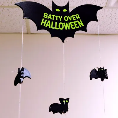 Trang trí dơi treo "Batty Over Halloween" cho dịp Halloween