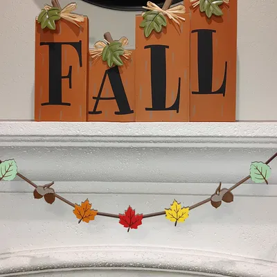 Dây trang trí lá mùa thu và quả thông cho ngày lễ