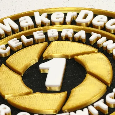 Huy hiệu kỷ niệm một năm MakerDeck trên Twitch