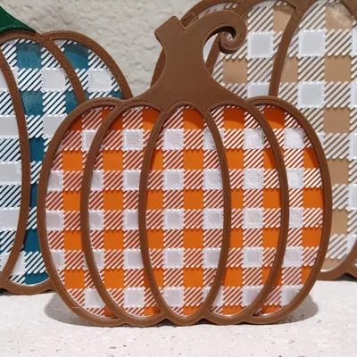 Trang trí bí ngô mùa thu họa tiết caro vui tươi