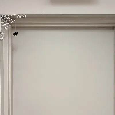 Trang trí Halloween mạng nhện góc với nhện từ tính