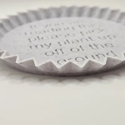 Đế chậu cây có cạnh nhọn và thông điệp thú vị