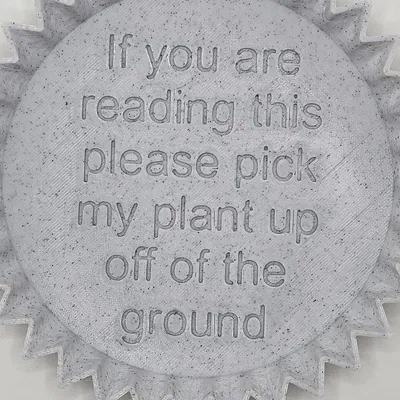 Đế chậu cây có cạnh nhọn và thông điệp thú vị