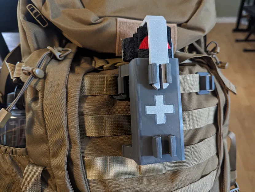 Giá đỡ tourniquet QUICK-CLIP với biểu tượng thập tự y tế - Image 1