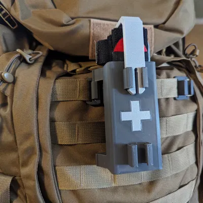 Giá đỡ tourniquet QUICK-CLIP với biểu tượng thập tự y tế