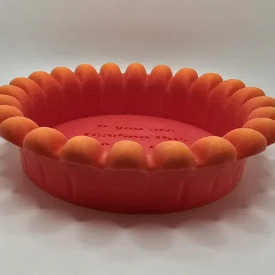 Đế chậu cây với cánh hoa và thông điệp vui nhộn