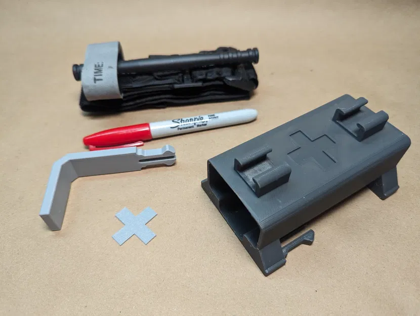 Giá đỡ tourniquet QUICK-CLIP với biểu tượng thập tự y tế - Image 2