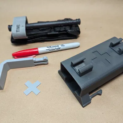 Giá đỡ tourniquet QUICK-CLIP với biểu tượng thập tự y tế