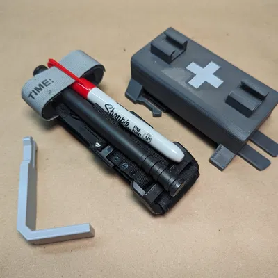 Giá đỡ tourniquet QUICK-CLIP với biểu tượng thập tự y tế