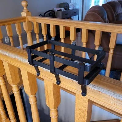 Giá đỡ hộp giấy ăn lắp đặt trên lan can cầu thang