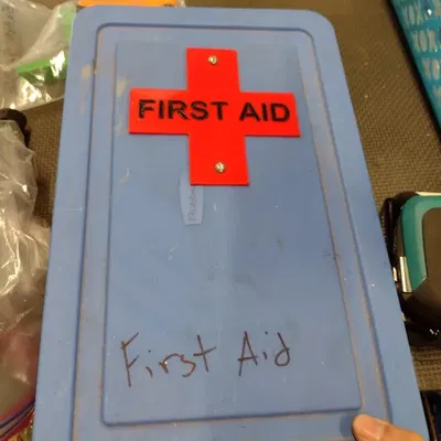 Huy hiệu y tế sơ cứu với lỗ gắn 5mm