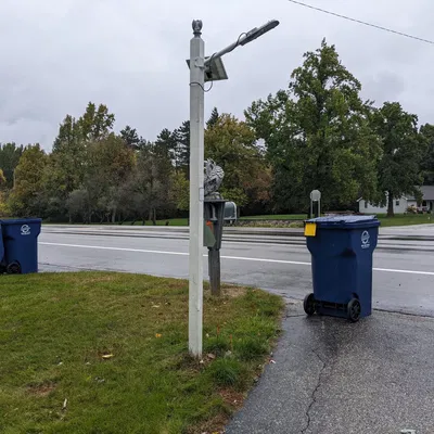 Cờ báo đầy/rỗng cho thùng rác bên lề đường