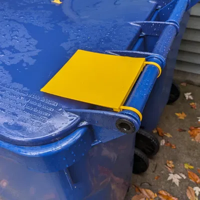 Cờ báo đầy/rỗng cho thùng rác bên lề đường