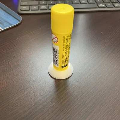 Đế giữ cho cây keo dán 3D chắc chắn và tiện lợi