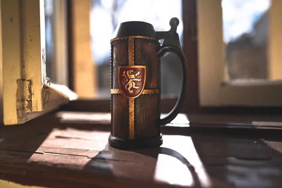 Giá đỡ bình bia Humpen 0.5l với nắp bảo vệ - Image 2