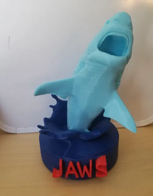 Mô hình cá mập Jaws với chữ gắn trên đế - Image 1