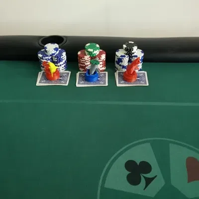 Nắp bảo vệ bài poker hình cá mập trắng nhảy lên