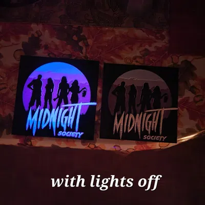 Biển hiệu Midnight Society (HueForge) cho bàn làm việc