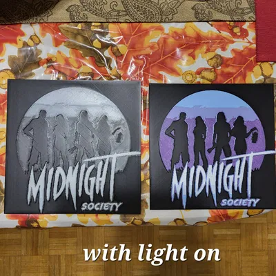 Biển hiệu Midnight Society (HueForge) cho bàn làm việc