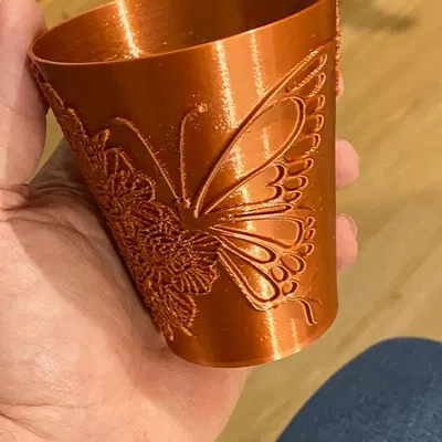 Cốc đựng bút nổi hình bướm trang nhã
