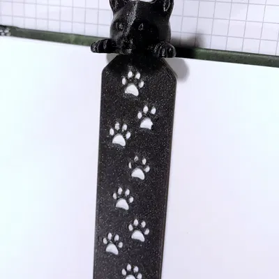 Dấu trang mèo dễ thương nhìn qua sách yêu thích