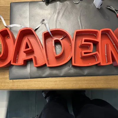 Đèn LED tên "JADEN" cho bé trai trong phòng trẻ em