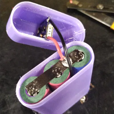 Ngân hàng năng lượng 3 cell 18650 với giá treo tường