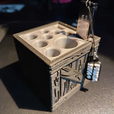 Giá đỡ bút hình hộp gỗ với ngăn bí mật và nhện